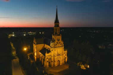 Litvanya, Vilnius 'taki Naujoji Vilnia' daki St. Casimir 'in sarı tuğlalı katolik kilisesinin gece görüşü.
