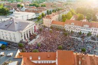 Litvanya Devlet Günü 'nü kutlayan kalabalıkların hava görüntüsü. Kasaba meydanında bir sürü insan Litvanya milli marşını söylüyor..