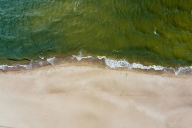 Litvanya 'nın Klaipeda kenti yakınlarındaki Baltık Denizi kıyı şeridinin hava görüntüsü. Güneşli yaz gününde güzel deniz kıyıları.