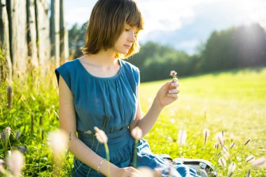 Sevimli genç kız güzel bir yaz gününde eğleniyor. Yaz parkında genç portresi. Dışarıdaki genç kız..