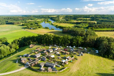Kernave Arkeoloji alanı, Litvanya Büyük Dükalığı 'nın ortaçağ başkenti, turizm merkezi ve UNESCO Dünya Mirası Alanının havadan görünüşü. Güneşli yaz akşamı.