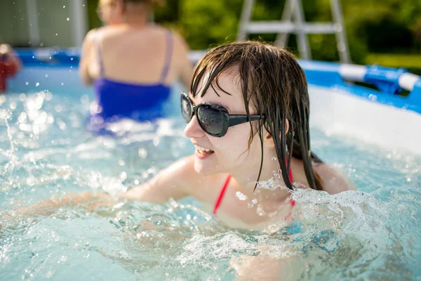 Hermosa Chica Adolescente Divirtiéndose Piscina Aire Libre Niño Aprendiendo Nadar — Foto de Stock