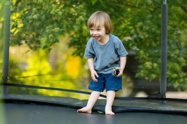Netter Kleiner Junge Springt Einem Warmen Und Sonnigen Sommertag Auf — Stockfoto