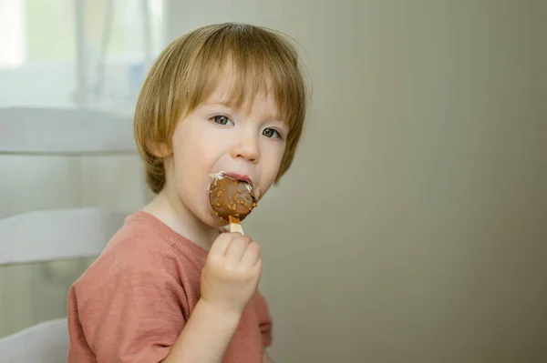 Leuke Peuter Jongen Die Lekker Vers Ijs Eet Thuis Kinderen — Stockfoto