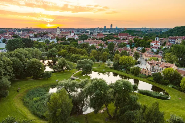 Subaciaus Günbatımında Çektiği Vilnius Şehir Manzarası Litvanya Başkentinin Küçük Göletine — Stok fotoğraf