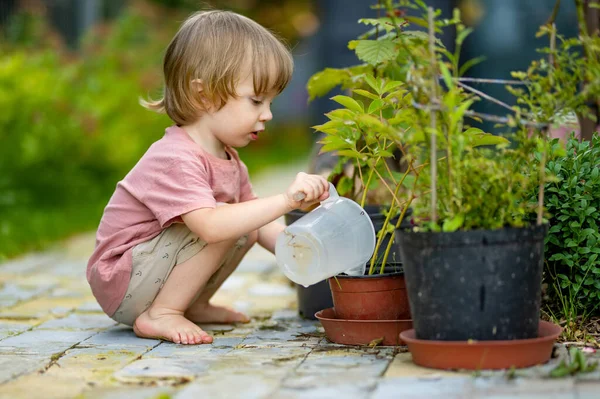 Niedliche Blonde Kleine Kleinkind Gießpflanzen Mit Gießtopf Freien Garten Kind — Stockfoto