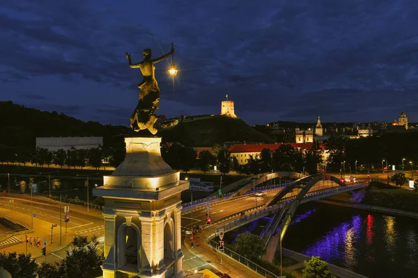 夜幕降临时维尔纽斯老城和奈里斯河的风景 夕阳西下立陶宛维尔纽斯夜景 — 图库照片