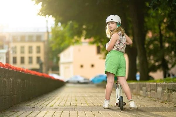 Entzückende Junge Mädchen Auf Ihrem Roller Einer Stadt Einem Sonnigen — Stockfoto