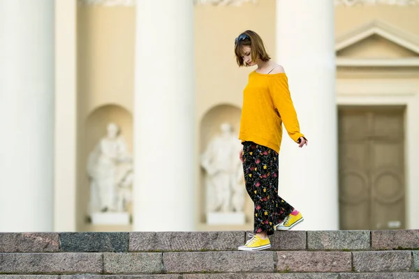 Linda Adolescente Con Suéter Amarillo Explorando Vilna Lituania Cálido Soleado —  Fotos de Stock