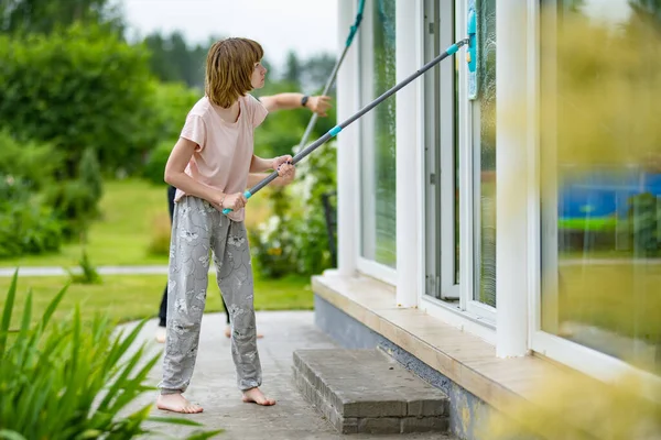 Tienermeisje Die Ramen Wast Met Een Trekker Begrip Huishoudelijk Werk — Stockfoto