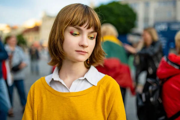 リトアニア国家の日に三色の目のメイクを身に着けているかなり十代の女の子 リトアニアの祝日を祝う — ストック写真