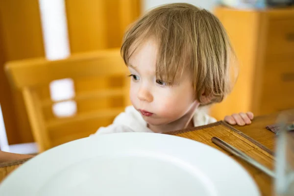 Evde Yemek Yiyen Tatlı Küçük Bir Çocuk Bebekler Için Taze — Stok fotoğraf