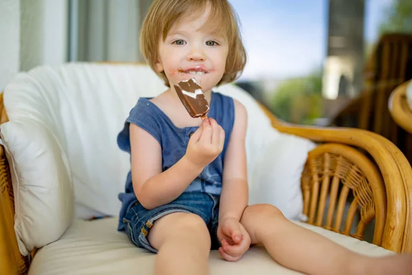 Cute Maluch Chłopiec Jedzenia Smaczne Świeże Lody Domu Dzieci Jedzą — Zdjęcie stockowe