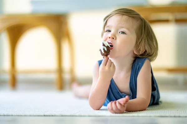 Söta Småbarn Pojke Äter Välsmakande Färsk Glass Hemma Barn Äter — Stockfoto
