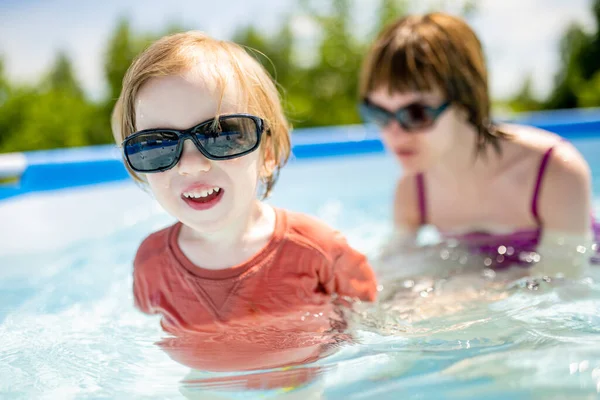 Leuke Peuter Jongen Zijn Tienerzus Die Plezier Hebben Het Buitenzwembad — Stockfoto
