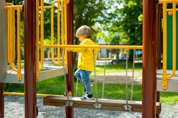 Lindo Niño Que Divierte Parque Infantil Aire Libre Cálido Día —  Fotos de Stock