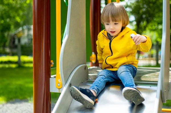 Lindo Niño Que Divierte Parque Infantil Aire Libre Cálido Día — Foto de Stock