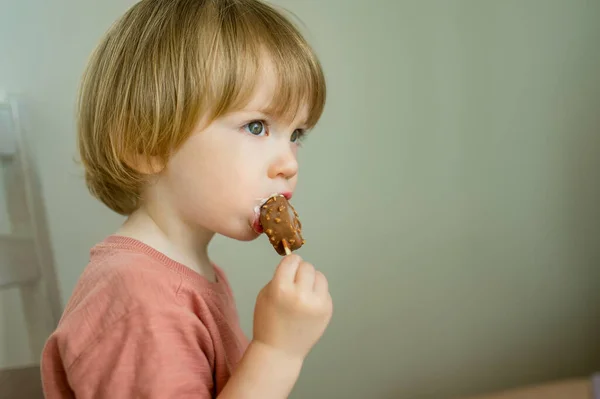 Симпатичный Малыш Ест Вкусное Свежее Мороженое Дома Дети Едят Сладости — стоковое фото