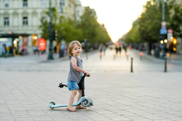 Menino Criança Engraçado Montando Uma Scooter Bebê Livre Dia Verão — Fotografia de Stock