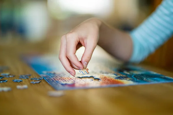 Nahaufnahme Einer Frau Die Hause Puzzles Spielt Verbinden Von Puzzleteilen — Stockfoto