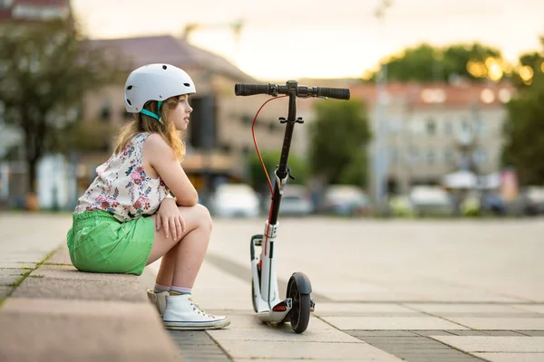 Menina Adorável Montando Sua Scooter Uma Cidade Noite Verão Ensolarado — Fotografia de Stock
