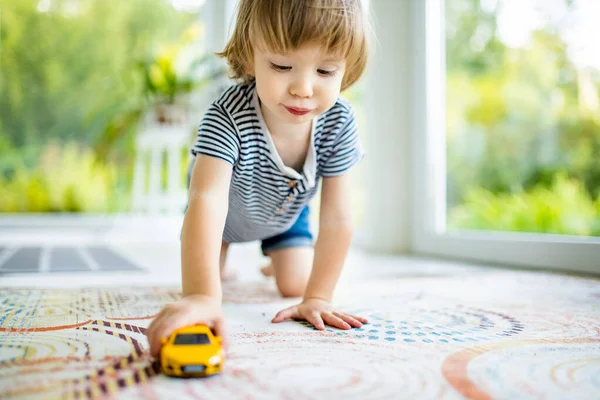 Sarı Oyuncak Arabayla Oynayan Tatlı Bir Çocuk Küçük Çocuk Oyuncaklarla — Stok fotoğraf
