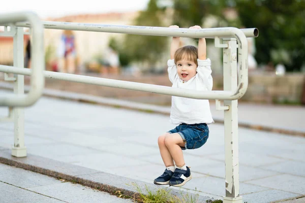 Menino Criança Engraçado Divertindo Cidade Dia Ensolarado Verão Atividades Verão — Fotografia de Stock