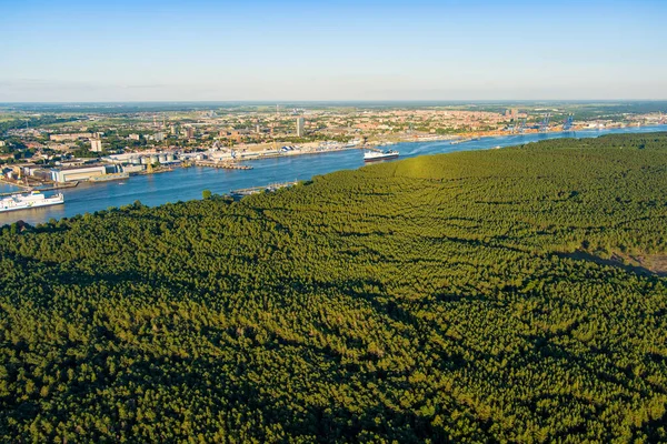 立陶宛克莱佩达市附近波罗的海岸线的空中景观 阳光明媚的夏日美丽的海滨 — 图库照片