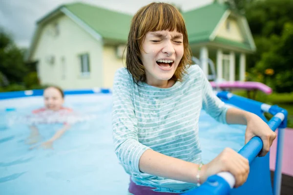 Komik Genç Kız Kardeş Soğuk Havuz Suyuna Girmeye Çalışıyor Çocuklar — Stok fotoğraf