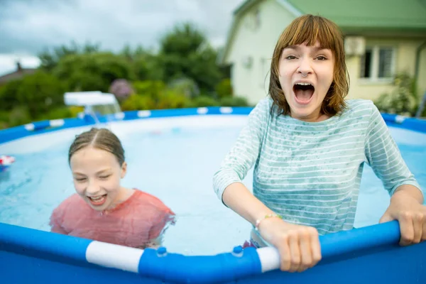 Dos Graciosas Hermanas Adolescentes Tratando Entrar Agua Fría Piscina Niños — Foto de Stock