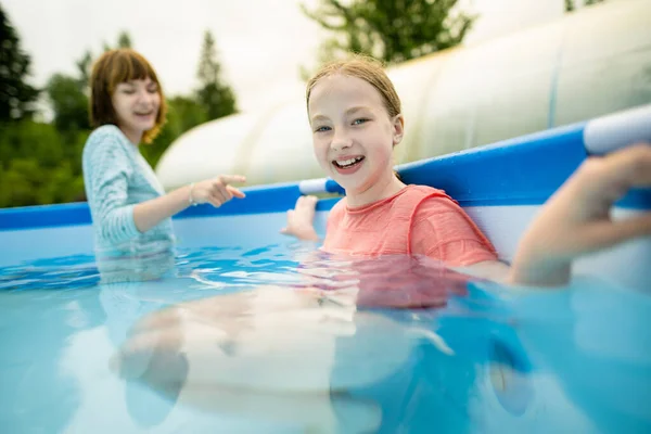 Twee Grappige Tienerzussen Die Koud Zwembadwater Proberen Komen Kinderen Hebben — Stockfoto