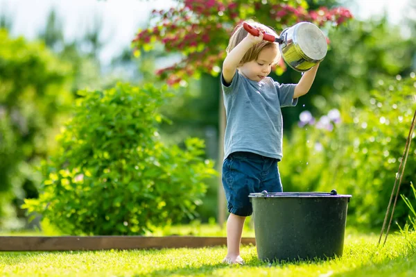 可爱的金发碧眼的小孩在花园里玩着锅子做饭 在阳光灿烂的夏日 孩子们在后院帮父母种花 — 图库照片