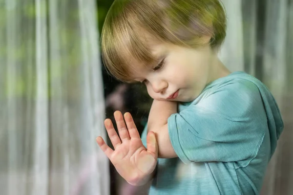 Очаровательный Малыш Смотрящий Окно Дома Маленький Ребенок Смотрит Наружу — стоковое фото