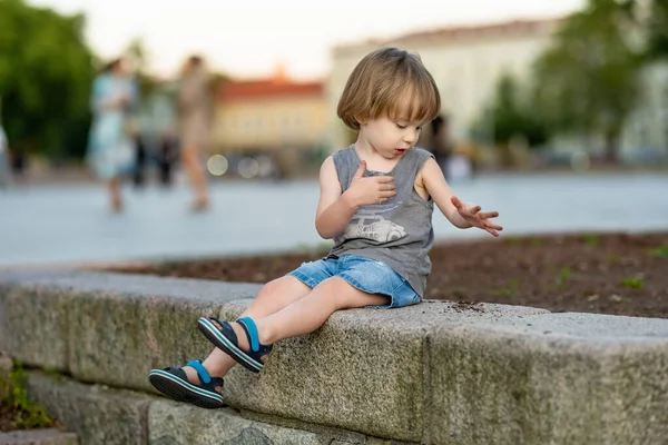 Menino Criança Engraçado Divertindo Cidade Dia Ensolarado Verão Atividades Verão — Fotografia de Stock