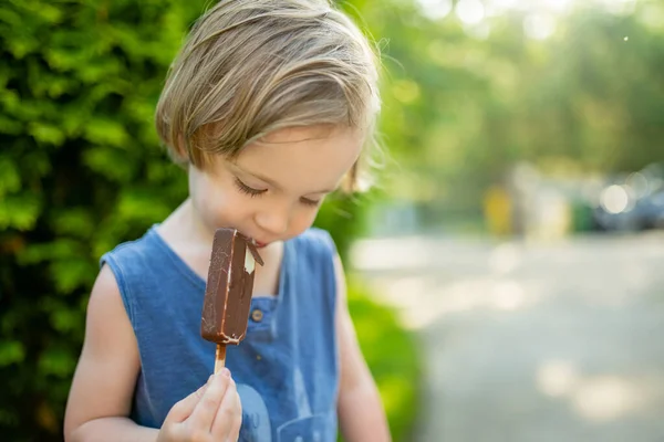Sıcak Güneşli Bir Yaz Gününde Dışarıda Tatlı Taze Dondurma Yiyen — Stok fotoğraf