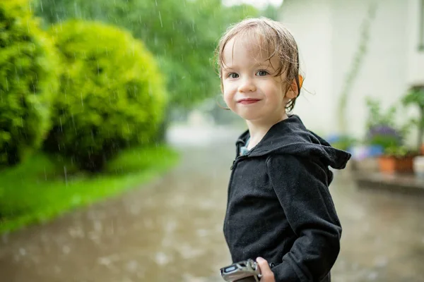 Adorable Niño Que Divierte Aire Libre Día Verano Lluvioso Niña —  Fotos de Stock