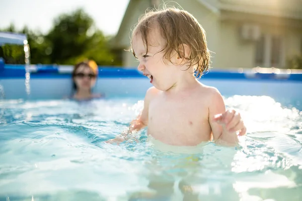 말썽꾸러기 여동생 수영장에서 재미를 아이들은 수영을 배운다 물놀이를 즐기는아이 풀장에서 — 스톡 사진