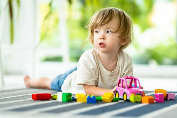 Милий Маленький Хлопчик Грає Блоками Будівельної Іграшки Встановленої Підлозі Вдома — стокове фото
