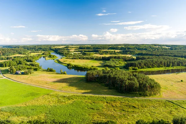 Γραφική Θέα Όμορφο Καταπράσινο Λιθουανικό Τοπίο Ποτάμι Απόσταση Λόφος Φρούρια — Φωτογραφία Αρχείου