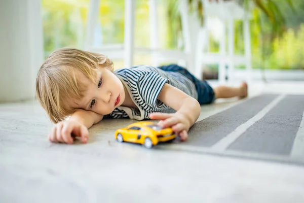 Menino Bonito Brincando Com Carro Brinquedo Amarelo Criança Pequena Divertindo — Fotografia de Stock