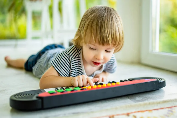 Divertido Niño Tocando Piano Juguete Casa Niño Aprendiendo Tocar Piano —  Fotos de Stock