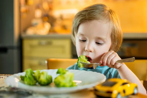 可爱的小男孩吃西兰花 第一种固体食物 婴儿新鲜有机蔬菜 有子女家庭的健康营养 — 图库照片