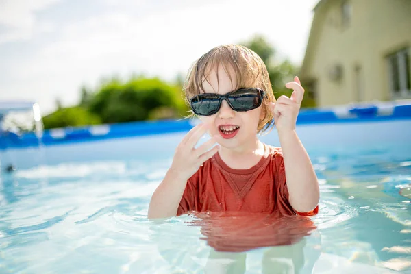 Cuty Komik Çocuk Açık Havuzda Eğleniyor Çocuk Yüzmeyi Öğreniyor Çocuk — Stok fotoğraf