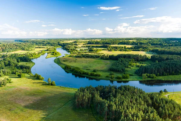 遠くの川と美しい緑のリトアニア語田園地帯の風光明媚なビュー Kernave 古いリトアニアの首都の丘の砦 — ストック写真