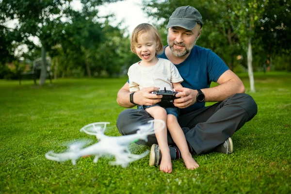Pai Filho Observando Navegando Drone Menino Bonito Ajudando Seu Pai — Fotografia de Stock