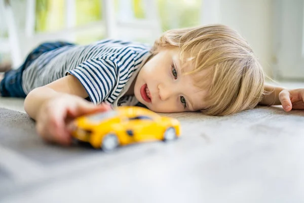 Милий Маленький Хлопчик Грає Жовтим Іграшковим Автомобілем Маленька Дитина Розважається — стокове фото