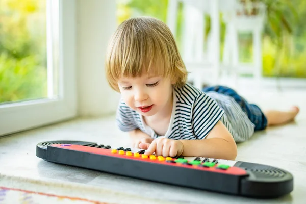Evde Oyuncak Piyano Çalan Komik Bir Çocuk Küçük Çocuk Piyano — Stok fotoğraf