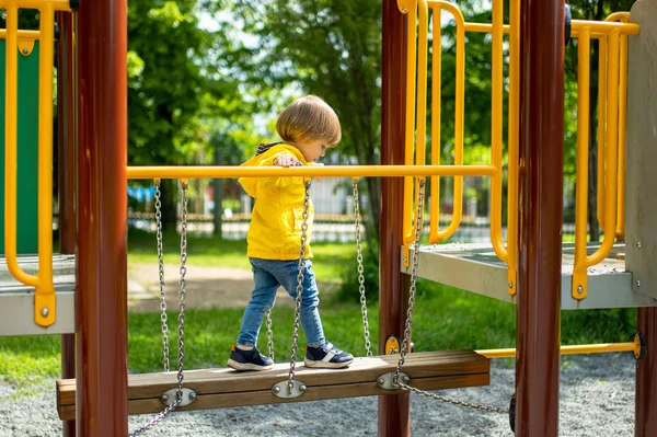 Lindo Niño Que Divierte Parque Infantil Aire Libre Cálido Día —  Fotos de Stock