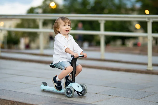 Divertido Niño Montado Bebé Scooter Aire Libre Día Verano Equilibrio — Foto de Stock