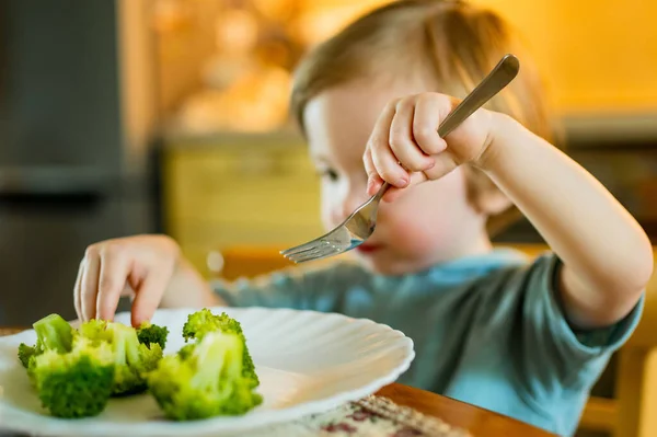 可爱的小男孩吃西兰花 第一种固体食物 婴儿新鲜有机蔬菜 有子女家庭的健康营养 — 图库照片